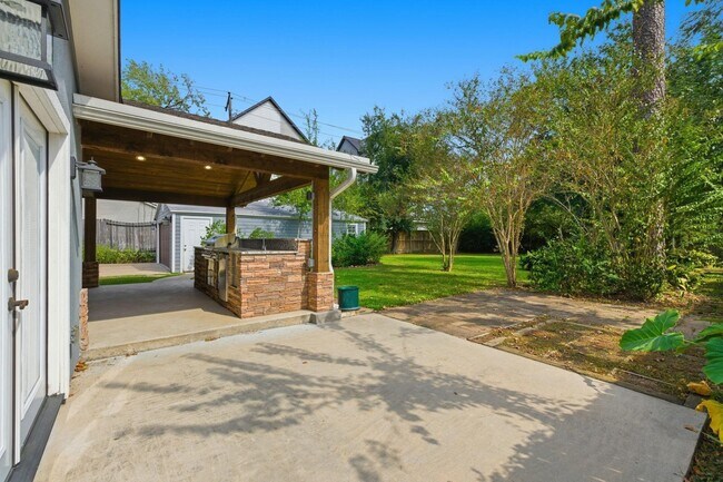Building Photo - 1320 Woodvine Dr