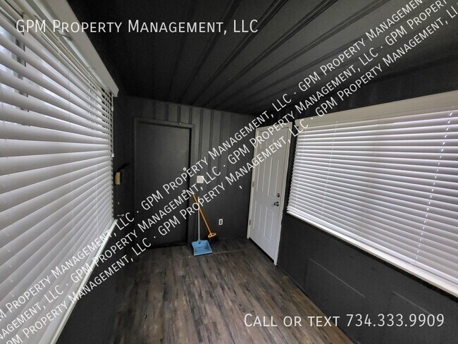 Building Photo - Home in Southfield!