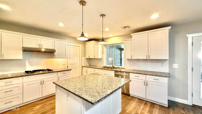 Building Photo - 2502 E Sahuaro Dr