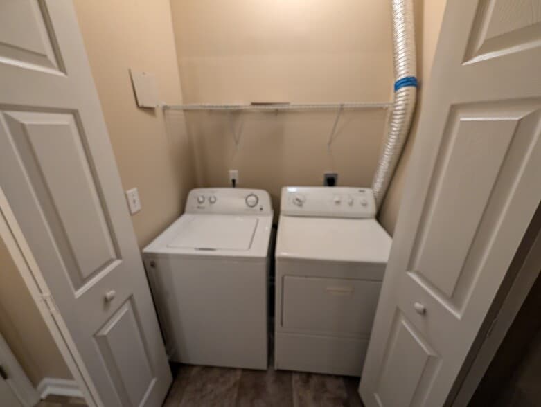 Laundry Room - 4405 Sweetwater Blvd