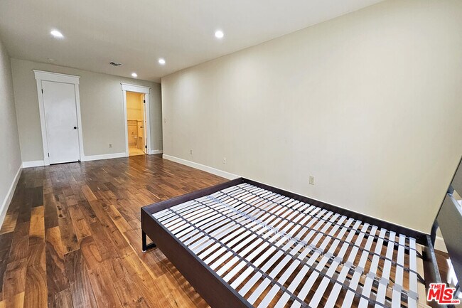 Building Photo - 382 E California Blvd