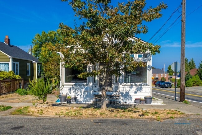 Building Photo - 5101 N 45th St
