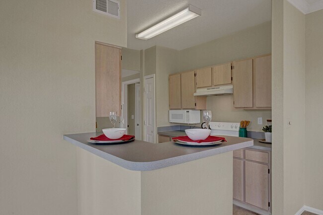 Camelback Pointe Kitchen With Breakfast Bar - Camelback Pointe