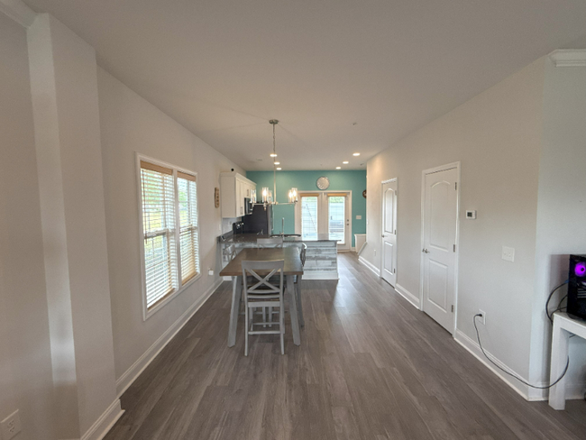 Building Photo - 812 Moen Pl