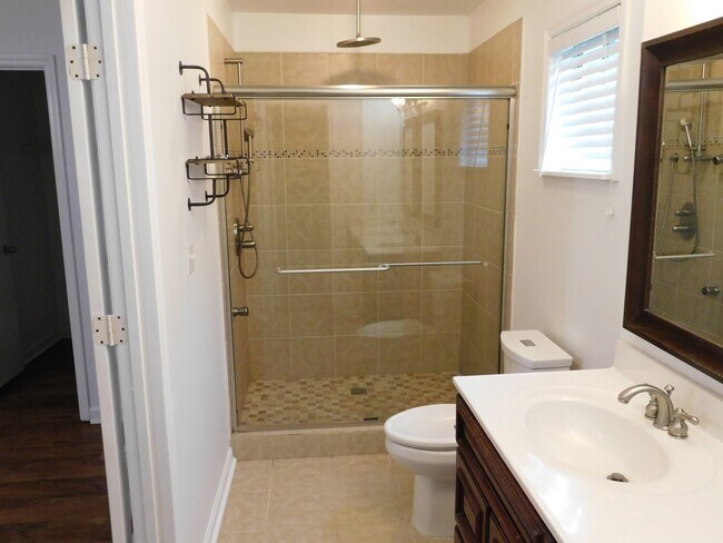 Building Photo - "Charming 3-Bed Oasis with Cozy Fireplace in Mount Pleasant"