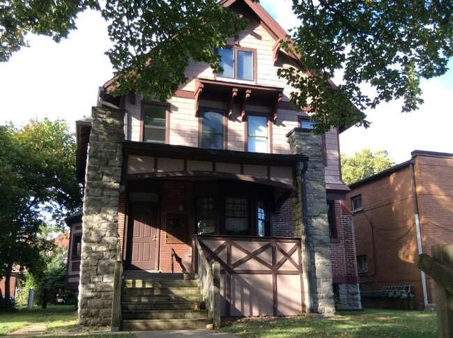 Building Photo - 7 Bedroom 3 bath House Email Amber@osulive...