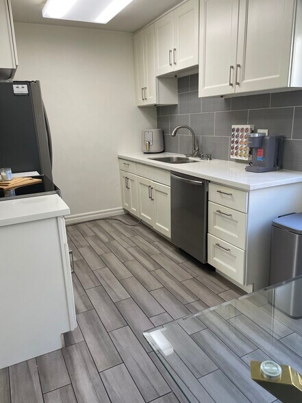 Kitchen - 8650 Belford Ave