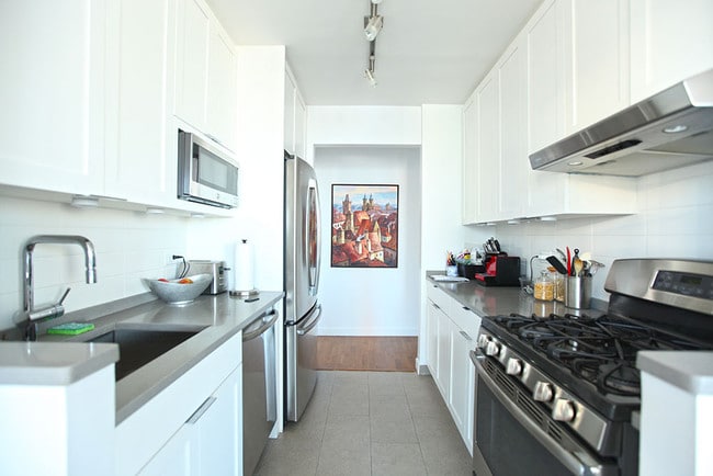 Building Photo - 30 West 60th Street