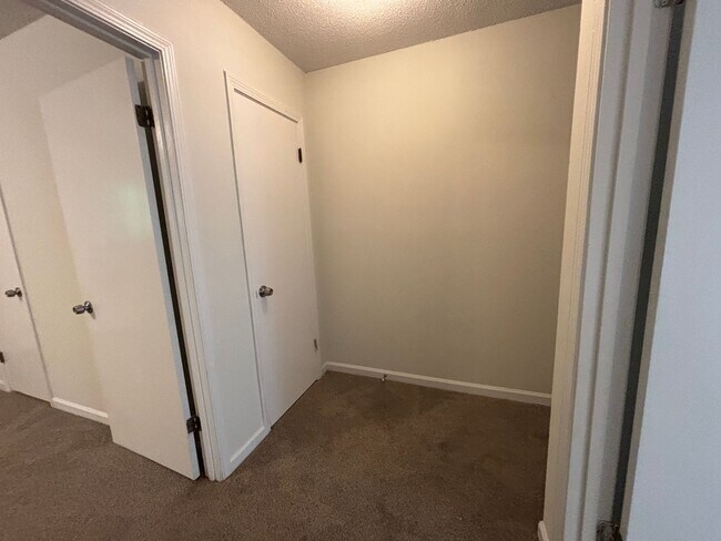 Building Photo - 401 Chateau Dr SE