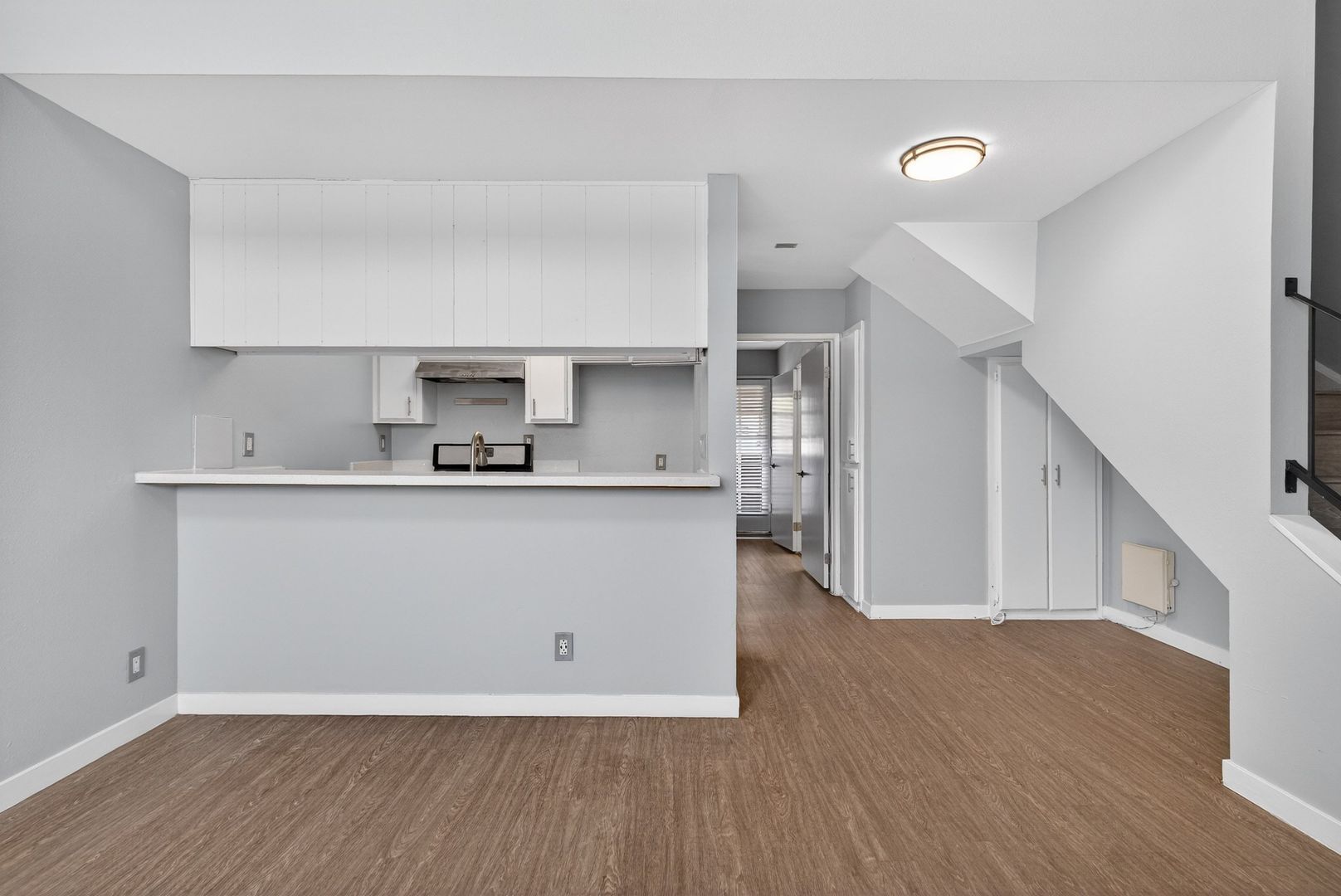 Building Photo - 533 E 11th St