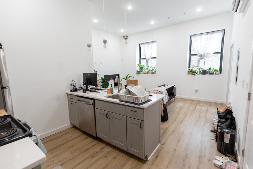 Building Photo - 3945 Lancaster Ave