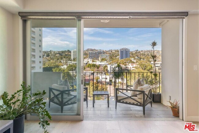 Building Photo - 818 N Doheny Dr