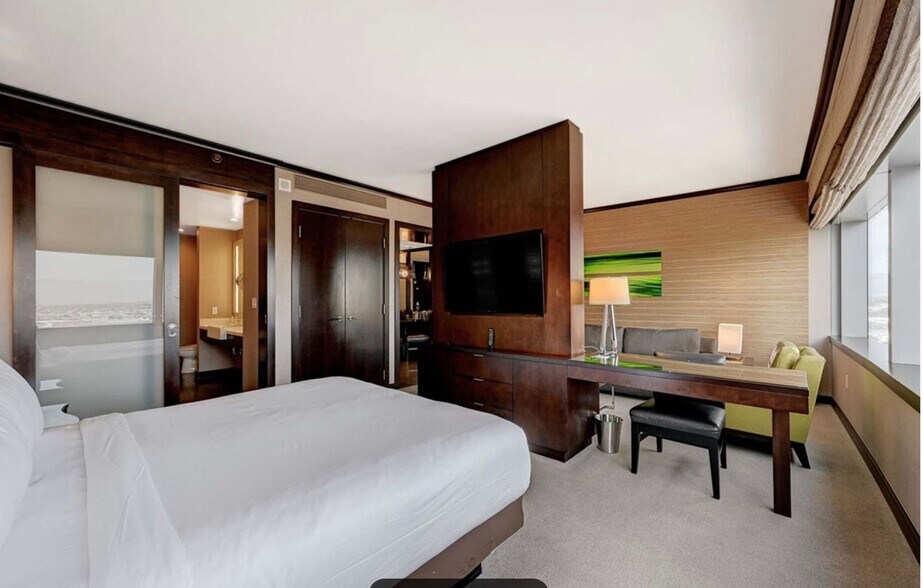 Building Photo - 2600 W Harmon Ave