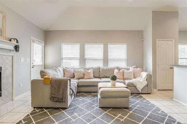 Living room - 1008 Long Pointe Ave