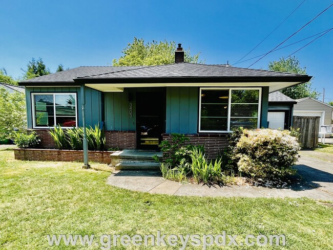 Primary Photo - 2-Bedroom House in South Tabor with Fenced...