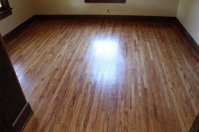 Building Photo - 526 E 11th St