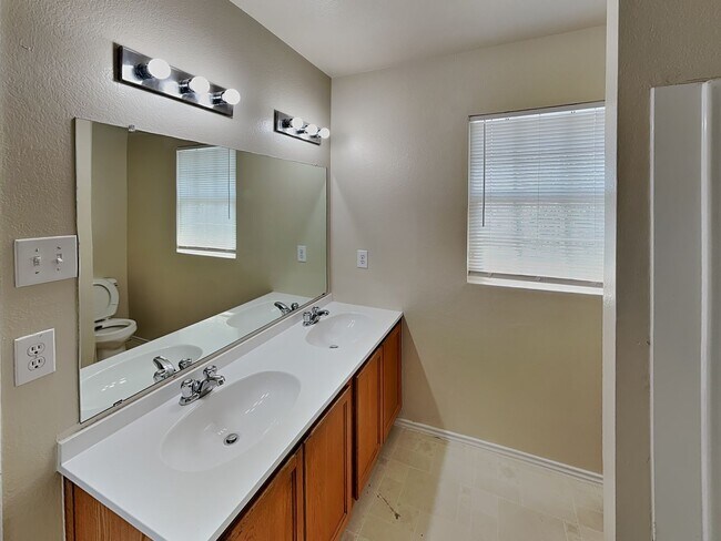 Building Photo - BEAUTIFUL HOME IN BURLESON ISD!
