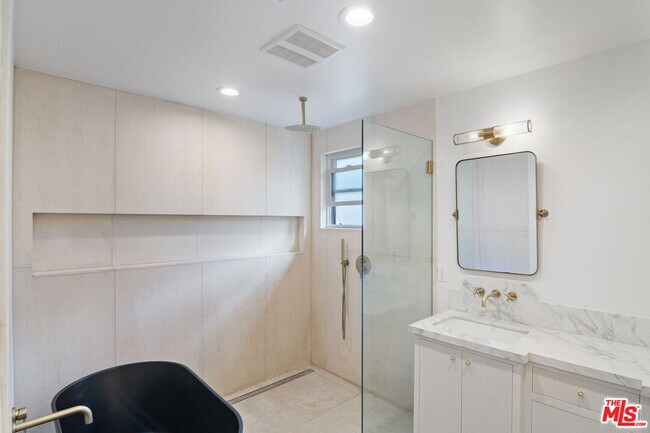 Building Photo - 5664 Coliseum St