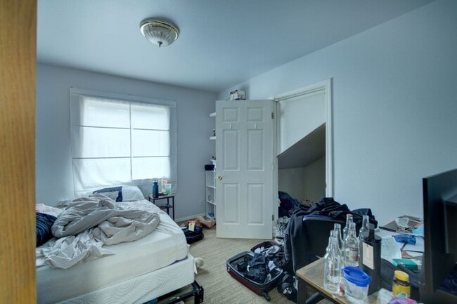 Building Photo - Huge U.W. Home Now Renting for September 2026