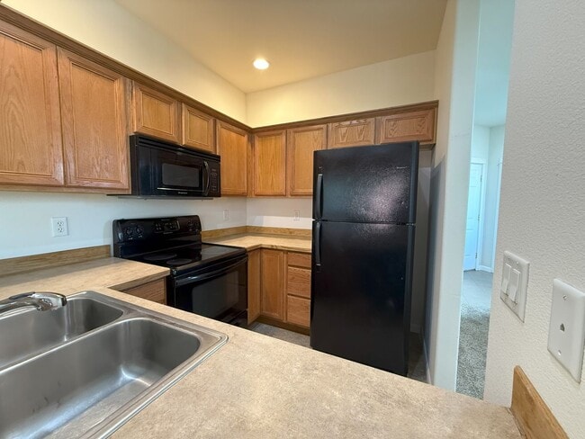Building Photo - FANTASTIC 3 BEDROOM AND 2.5 BATHROOM TOWNHOUSE IN REDMOND!