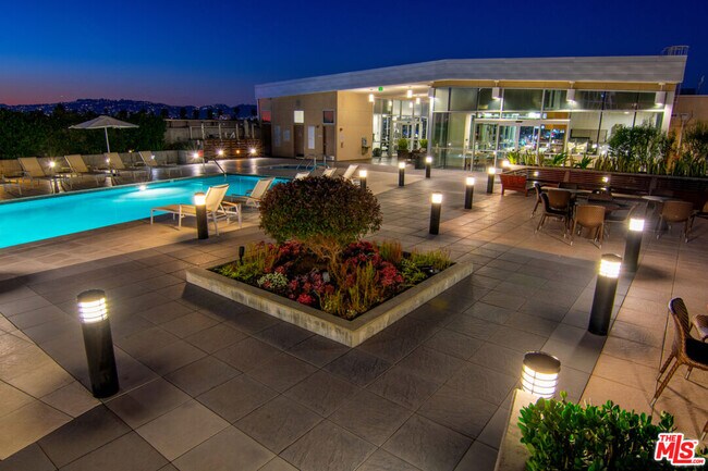 Building Photo - 3785 Wilshire Blvd