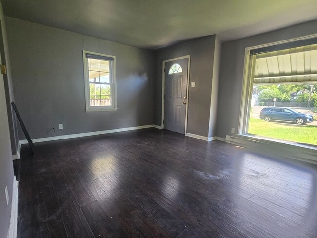 Building Photo - 4537 Laurel Dr
