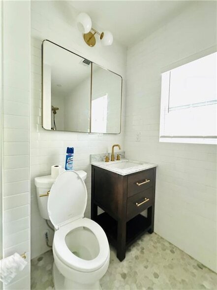 Building Photo - 52 Delmont Dr NE