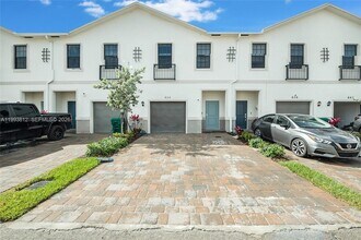 Building Photo - 834 SW 11th Ter