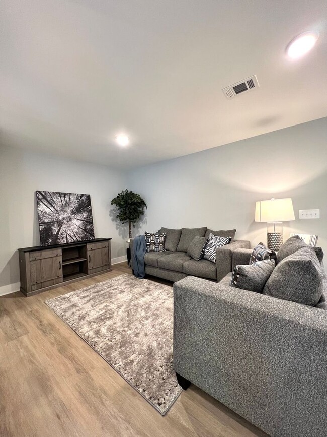 Building Photo - LUXURIOUS TOWNHOME ON THE WEST SIDE OF LEB...