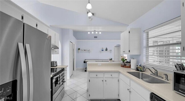 Building Photo - 3107 SW 15th Ave