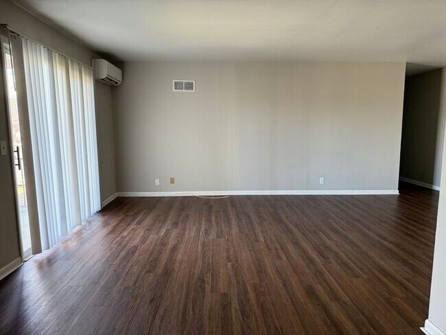 Building Photo - 2 Bedroom Unit was recently renovated.  Live walking distance from the downtown square or steps f...