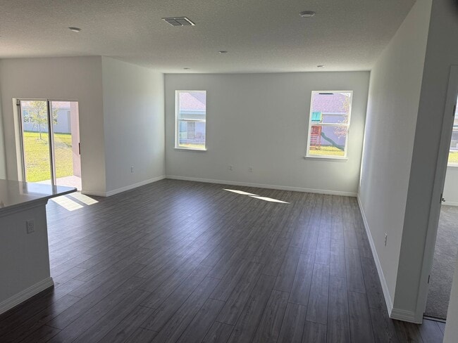 Building Photo - Brand NEW - never used appliances - 4 bedr...