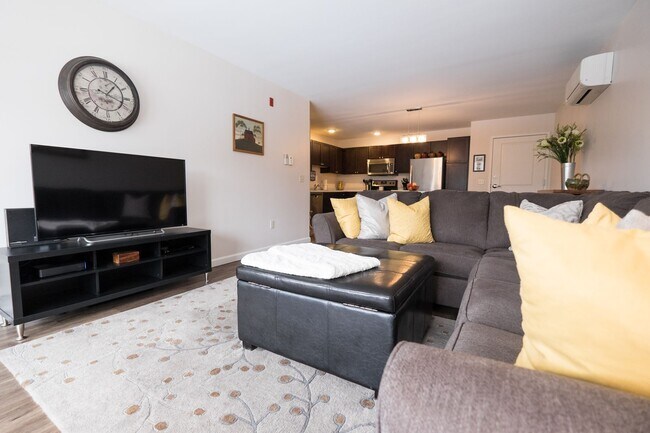 Building Photo - 2 Bedroom/ 2 Bathroom End Unit Coming Avai...