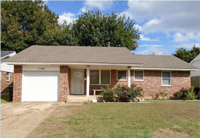 Building Photo - 1104 N Gale Ave