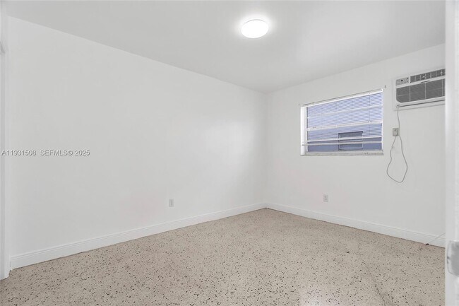 Building Photo - 644 SW 10th St