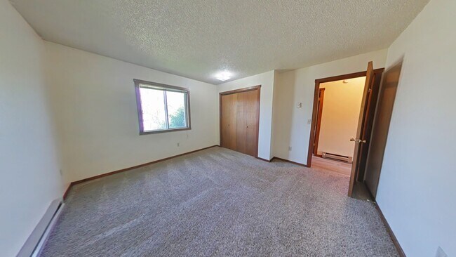 Building Photo - Pet Friendly! Top Floor Apartment! Conveni...