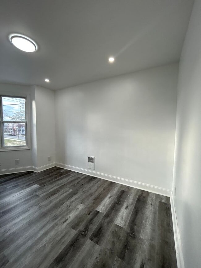 Building Photo - 1484 Louis St