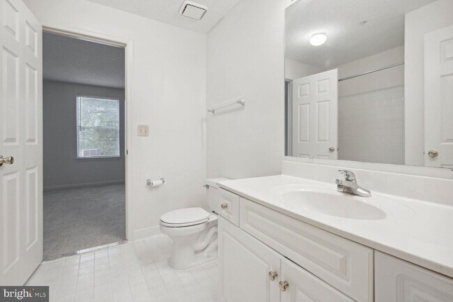 Building Photo - 10012 Vanderbilt Cir