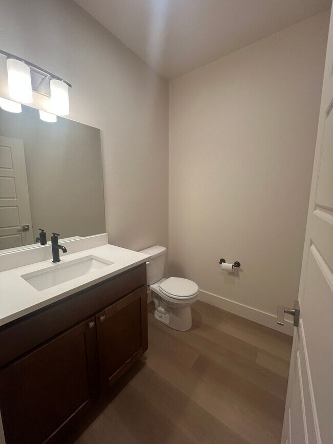 Building Photo - Amazing Newer 3 Bed 2.5 Bath Unit