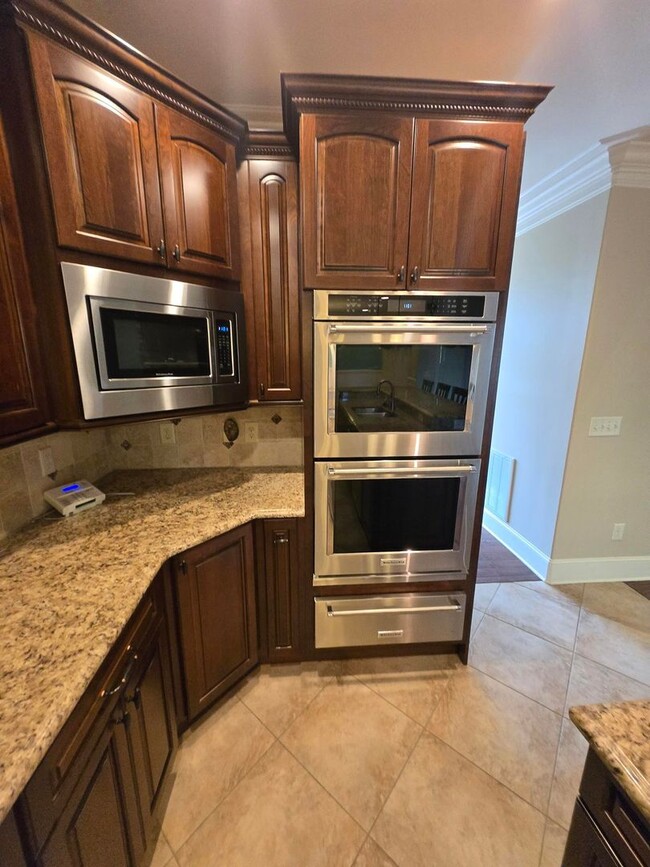 Building Photo - Luxury 4-Bedroom Home with Outdoor Oasis i...