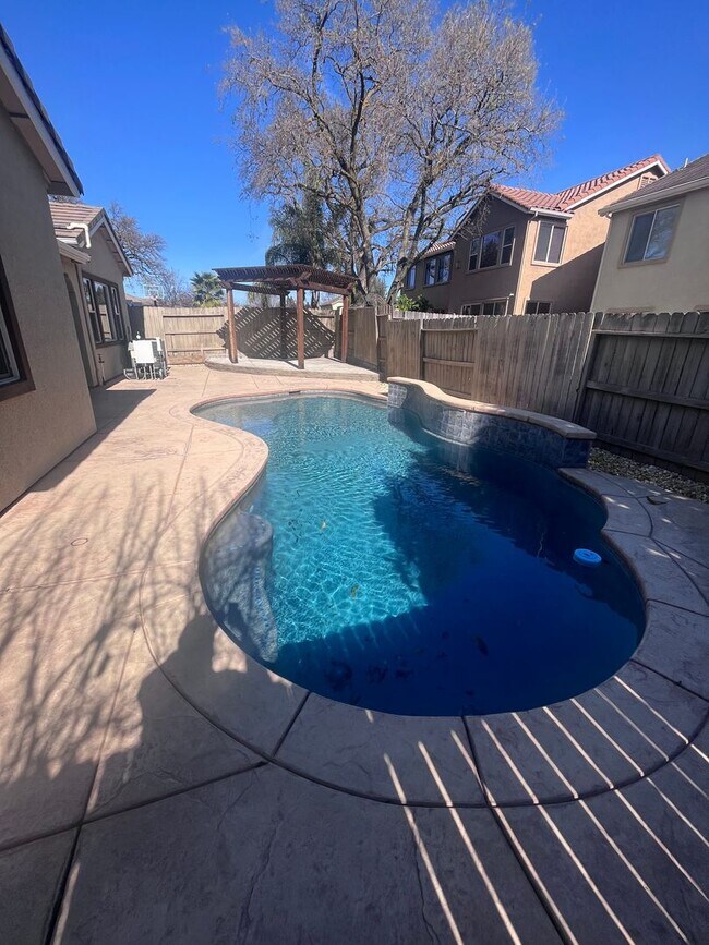 Building Photo - BEAUTIFUL HOME IN ELK GROVE WITH POOL!!