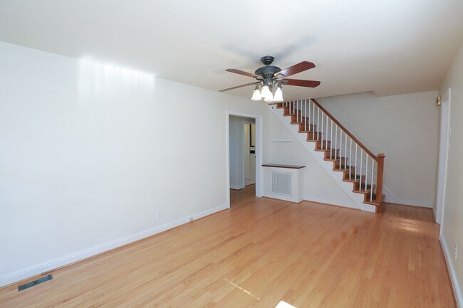 Building Photo - -- AVAILABLE NOW! 4 BED 2 BATH HOME IN POPULAR LAKESIDE --