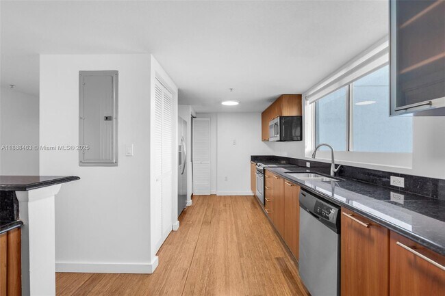 Building Photo - 1800 N Bayshore Dr