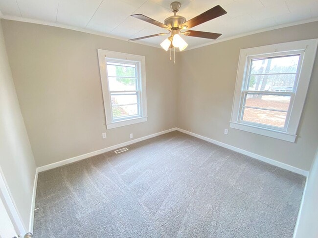 Building Photo - Fully Renovated 2nd/1ba Duplex off Rainbow...