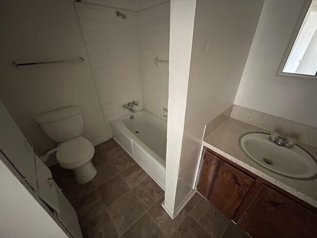 Building Photo - 101 E Cardinal Ln