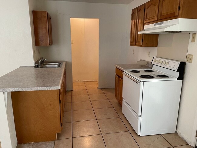 Building Photo - 2/1 Home Available for Immediate Move In!