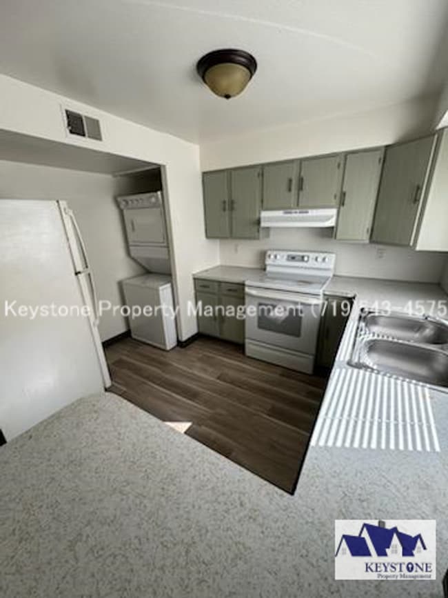Building Photo - Lower Level Belmont 4-plex Apartment with ...