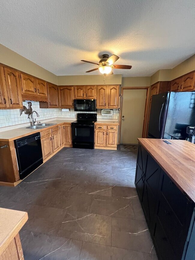 Building Photo - 2607 W 12th Street - Available May 8th - Short Term Rental Through October