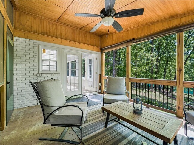 Building Photo - 6265 Lakeview Dr