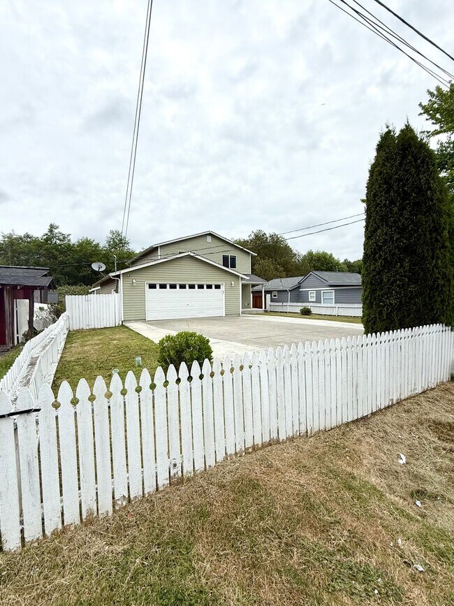 Building Photo - 1532 NE Echo Dr